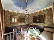 Historisches Turmzimmer Luise in der Suite Nachtigall mit Wandgemälden, Spiegel und edler Einrichtung.