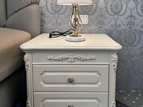 Detailaufnahme Bett mit grauen Kissen und Nachttisch  in der Suite Nachtigall im Schlössle Seeburg