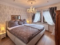 Antiker Holzschrank im Schlafzimmer der Suite Romantik