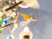 Deckenfresko mit Engel und Kronleuchter in der Suite Nachtigall im Schlössle Seeburg