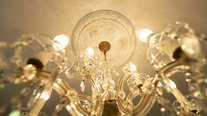 Hübscher Kristalllüster mit Deckenrosette