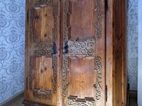 Antiker Holzschrank im Schlafzimmer der Suite Romantik