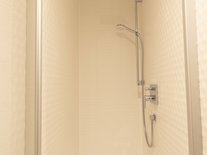 Moderne Dusche mit Regenduschkopf in der Suite Nachtigall im Schlössle Seeburg