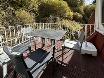 Sonnige Terrasse der Suite Nachtigall mit Sitzgruppe und Blick ins Grüne