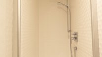Selbstverständlich ist auch eine Dusche vorhanden.