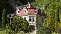 Schloss in Seeburg-Bad Urach von oben, Ansicht des romantischen Turms, Schlossgarten, Eingang