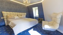 ca. 22 m², hübsches romantisches blaues Schlafzimmer, hochwertige Elemente, Lichterkette am Rand integriert, mega bequemer hochwertiger Relaxsessel für nette Gespräche
