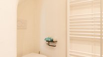 Das moderne WC ist dezent in die Ecke integriert und wirkt angenehm unauffällig.