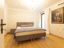 Gemütliches Schlafzimmer – ausgestattet mit Doppelbett und stilvollem Kronleuchter.