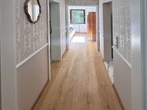 Eleganter Flur in der Suite Romantik mit Spiegel und edler Tapete