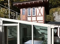 ußenansicht des historischen Turmzimmers Luise mit angrenzendem Wintergarten im Schloss Seeburg.