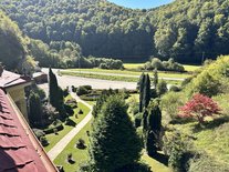 Blick aus der Suite Romantik auf den gepflegten Schlossgarten und die Alb-Landschaft