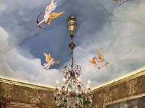 Deckengemälde mit Engeln im Turmzimmer Louise der Suite Nachtigall im Schloss Seeburg