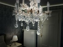 Kronleuchter im zweiten Schlafzimmer der Suite Nachtigall im Schlössle Seeburg