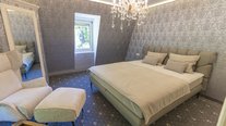 25 m² Schlafraum mit Lüster, Spiegel, LED-Lichtleiste, Entspannungssofa