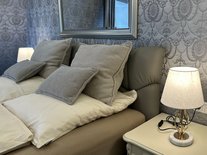 Nahaufnahme Kopfteil und Kissen des Doppelbetts in der Suite Nachtigall