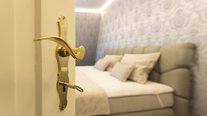 Eingang des schönen Schalfzimmers der Suite Romantik, geschmackvoll gestaltete Schlafzimmer, großzügigen Bett (1,80 m x 2 m)