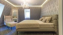 komfortables Bett 1,80 m x 2 m, ruhige Atmosphäre für entspannte Stunden, hochwertige Teppiche, helle, freundliche Räume