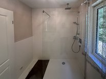 Moderne begehbare Dusche in der Suite Romantik mit Regendusche und Glaswand.