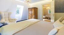 Vom Schlafzimmer aus haben Sie einen Blick in den gemütlichen Wohnzimmerbereich.