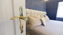 romantisches Schlafzimmer, großzügiges Bett (1,80 m x 2 m), hochwertige Textilien, erholsame Nächte