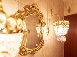 WC, Spiegel und Kronleuchter.