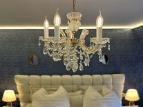 Detailaufnahme des Kristall-Kronleuchters in der Suite Nachtigall im Schlössle Seeburg