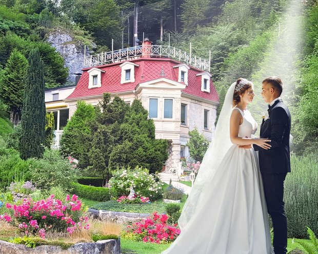Schlossvermietung,Hochzeitslocation im Schloss,Trauung im Schloss,Brautpaar im Schloss,Hochzeitszeremonie im Schlossgarten,Traumhafte Kulisse für Hochzeiten,Schlossfeier,Romantisches Schloss,Exklusive Schloss mieten,Schloss für Hochzeiten Schönste Ambiente für Hochzeit
