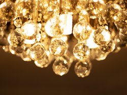 Elegante Kronleuchter sorgen für Stimmung