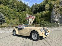 Klassischer Morgan Oldtimer vor dem Schlössle Seeburg auf der Schwäbischen Alb.