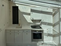 Moderne Küche mit Marmoroptik und edlen Details in der Suite Nachtigall